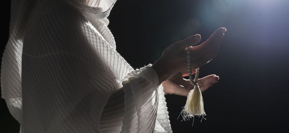 woman-with-holy-bracelet-praying