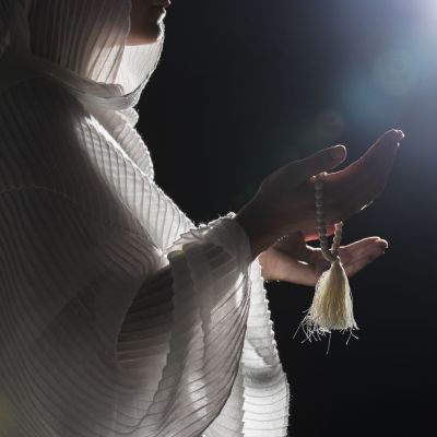 woman-with-holy-bracelet-praying